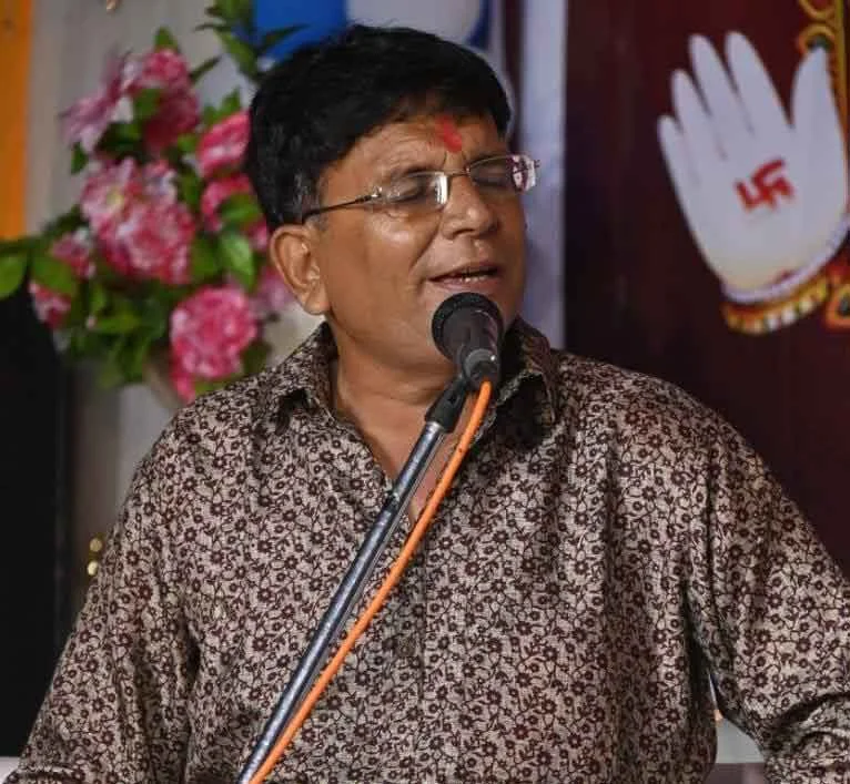 Kavi Kamal Manohar performing on stage